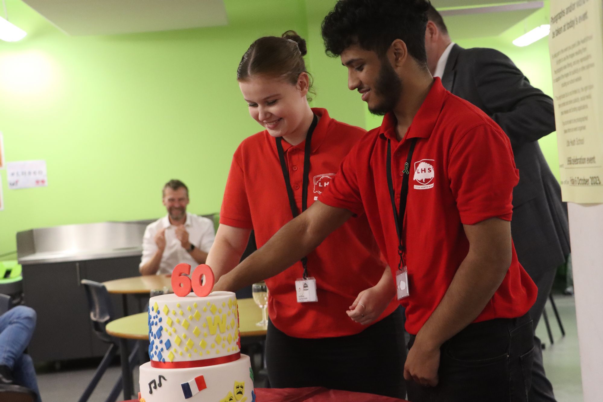 Head students cut the cake