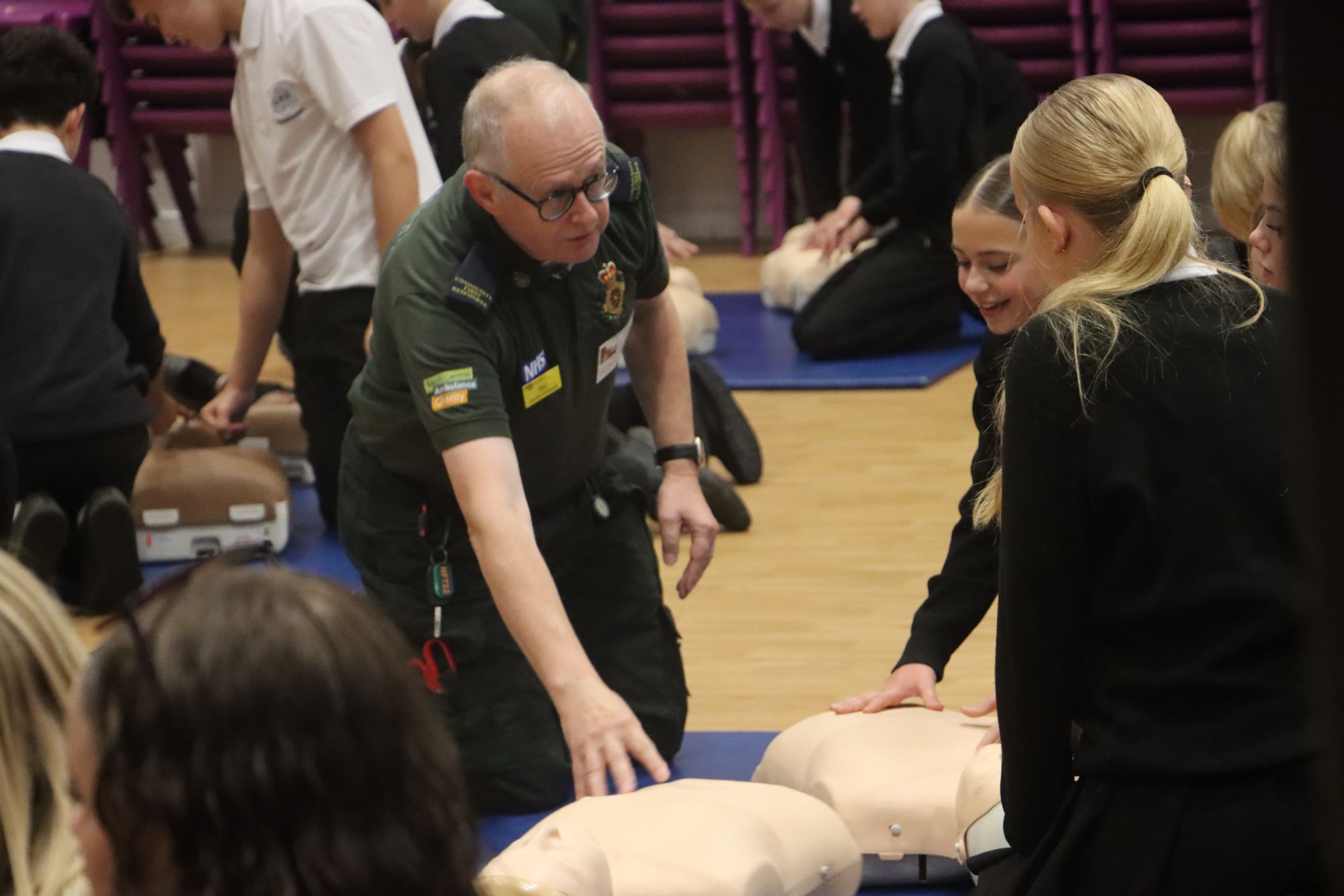 Ambulance volunteers show students what to do